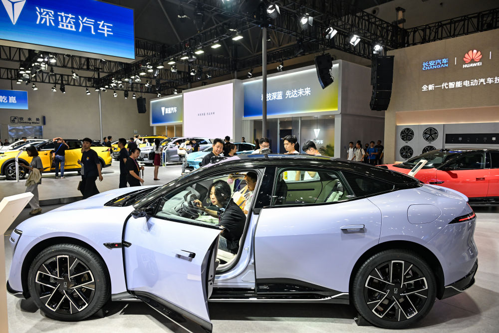 财经聚焦更聪明更安全更开放——从智博会看智能网联新能源汽车新趋势